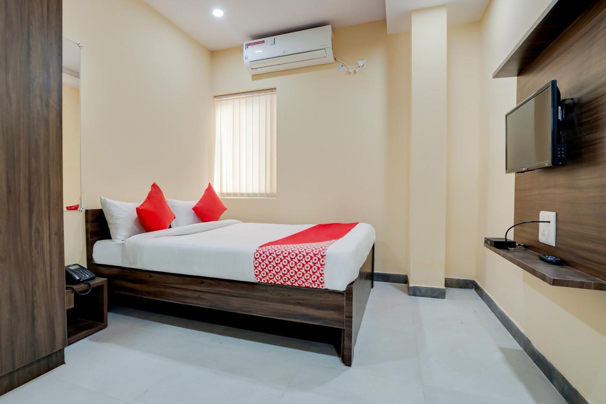 Hotel O Alekhya Residency Cafe Bahar Sururnagar Exteriör bild