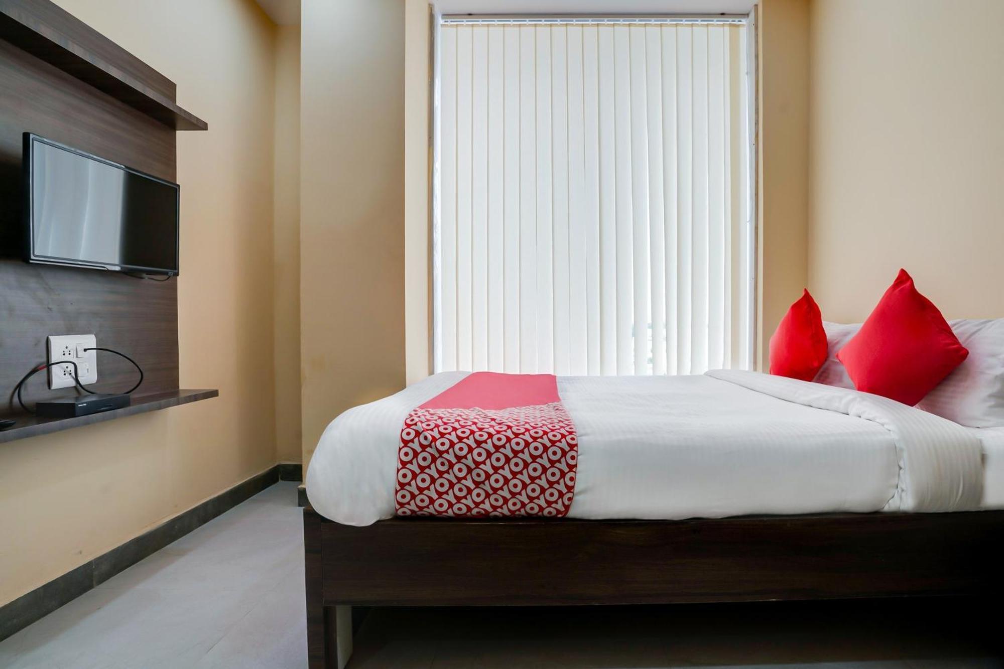 Hotel O Alekhya Residency Cafe Bahar Sururnagar Exteriör bild